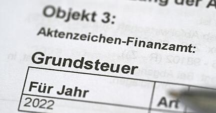 Das Wort Grundsteuer auf einem Bescheid für die Grundsteuer.
