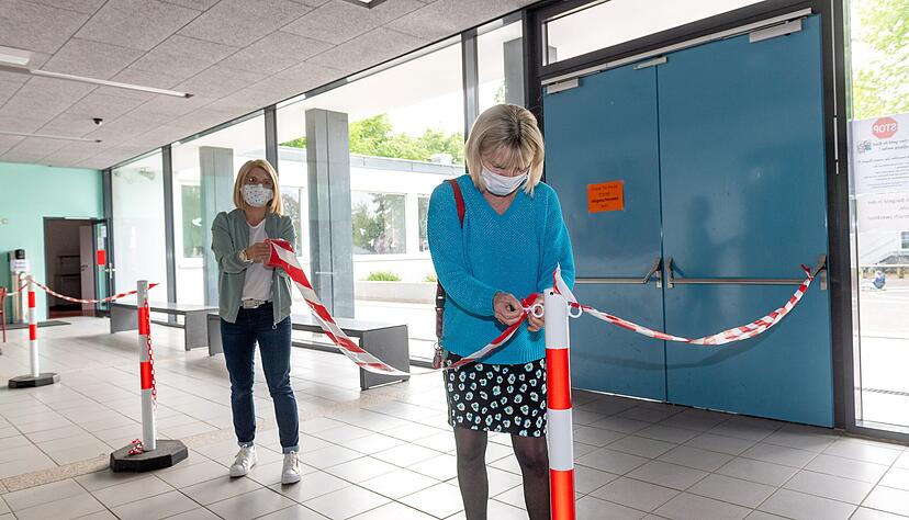 Die Schulen brauchen viel Absperrbänder, um die Laufwege zu markieren. Foto: Mario Berger Die Schulen brauchen viel Absperrbänder, um die Laufwege zu markieren. Foto: Mario Berger