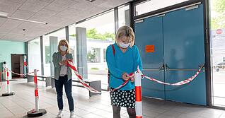 Die Schulen brauchen viel Absperrbänder, um die Laufwege zu markieren. Foto: Mario Berger Die Schulen brauchen viel Absperrbänder, um die Laufwege zu markieren. Foto: Mario Berger