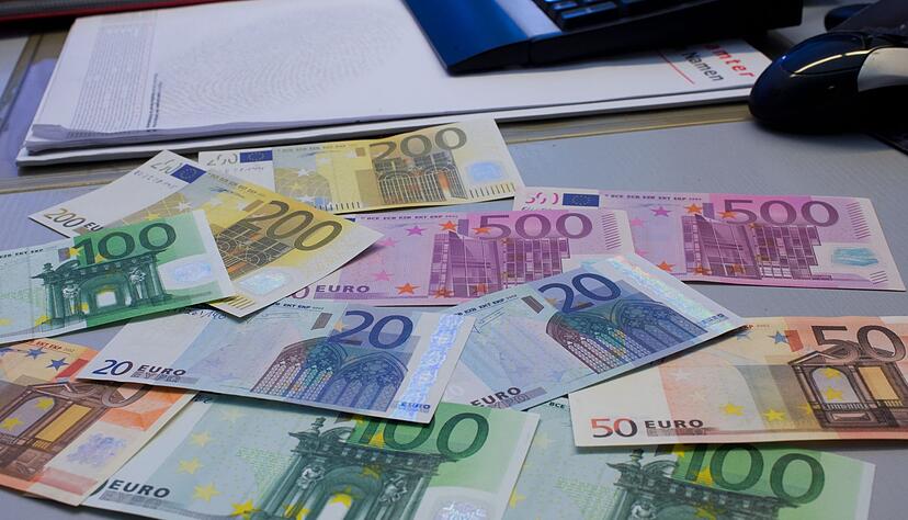 Wer weiß, wie moderne Euro-Noten aussehen, kann bei falschen Scheinen schnell reagieren. Wer weiß, wie moderne Euro-Noten aussehen, kann bei falschen Scheinen schnell reagieren.