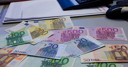 Wer weiß, wie moderne Euro-Noten aussehen, kann bei falschen Scheinen schnell reagieren.