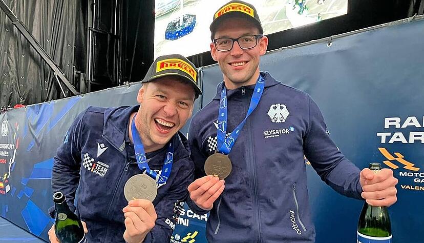 Stolz und Freude waren René Noller (rechts) und Tim Rauber anzusehen, nachdem die Rallye-Piloten ihre Bronzemedaille entgegengenommen hatten.