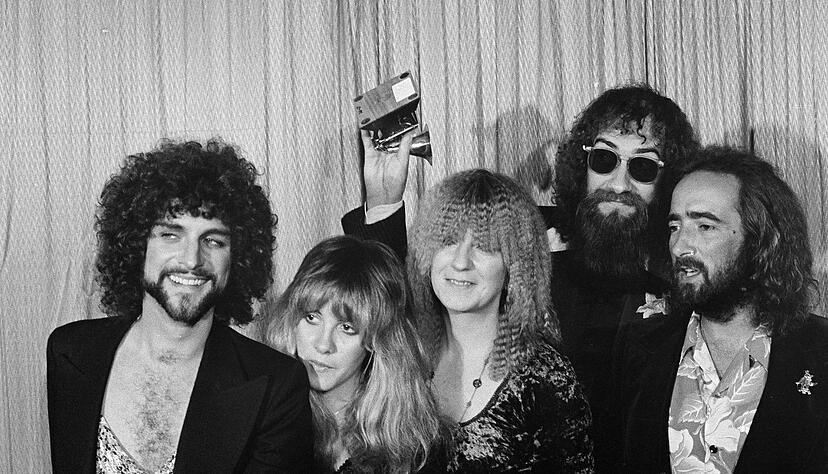Lindsey Buckingham (l-r), Stevie Nicks, Christine McVie, Mick Fleetwood und John McVie, Mitglieder der Rockgruppe Fleetwood Mac, posieren mit ihrem Grammy Award f&uuml;r das Album des Jahres &laquo;Rumours&raquo;.