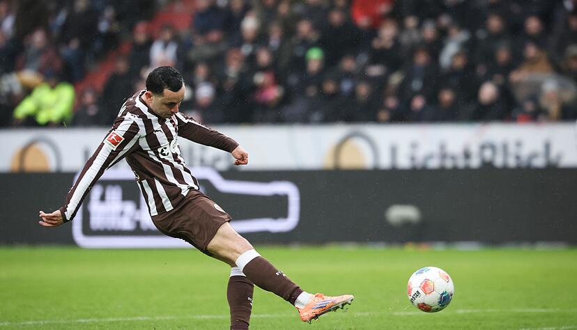 Manolis Saliakas vom FC St. Pauli trifft zum 1:0.