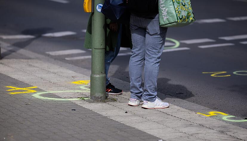 Markierungen der Spurensicherung sind an der Kreuzung Buckower Damm/Gutschmidtstra&szlig;e zu sehen.