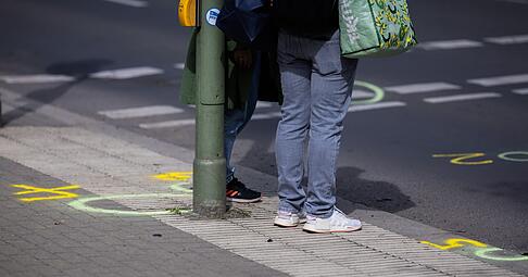 Markierungen der Spurensicherung sind an der Kreuzung Buckower Damm/Gutschmidtstra&szlig;e zu sehen.
