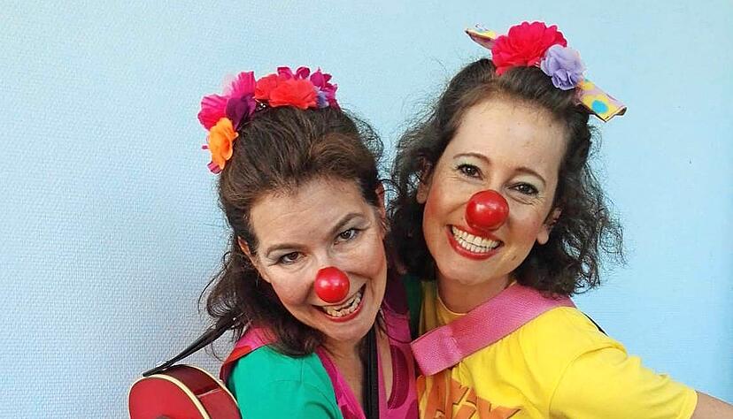 Das Klinikclowns-Team Tanja Landes (li.) und Martina Spr&ouml;hnle in Verkleidung. Seit 2008 treten sie als Clowns auf, seit 2014 in der SLK-Kinderklinik. Foto: privat