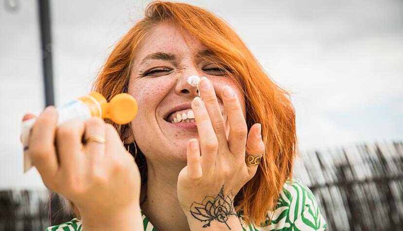 Nach den dunklen Wintermonaten ist unsere Haut besonders empfindlich gegenüber UV-Strahlung der Sonne. Nach den dunklen Wintermonaten ist unsere Haut besonders empfindlich gegenüber UV-Strahlung der Sonne.