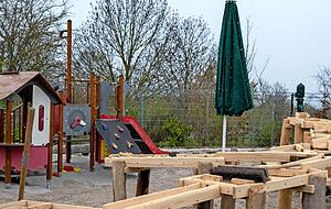 Auch die Spielstation f&uuml;r Kinder wird vorbereitet.