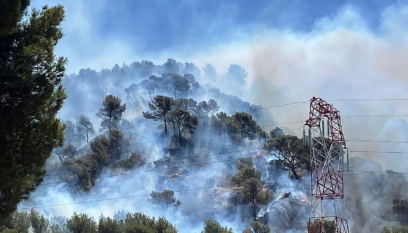 Mit einem Gro&szlig;aufgebot versucht die Feuerwehr, der Flammen Herr zu werden.
