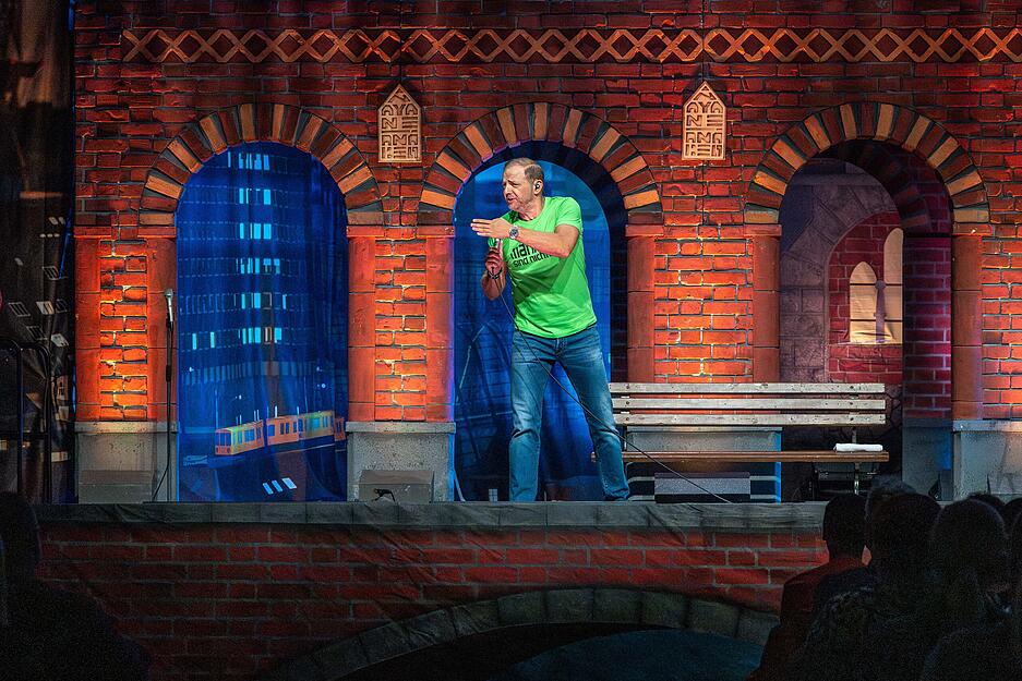 Mario Barth bei seinem Auftritt im Heilbronner Redblue mit dem Programm: „Männer sind nichts ohne die Frauen“. Mario Barth bei seinem Auftritt im Heilbronner Redblue mit dem Programm: „Männer sind nichts ohne die Frauen“.