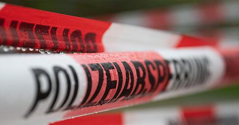 Die Polizei hat einen Einsatzort mit Flatterband abgesperrt. (Symbolbild)