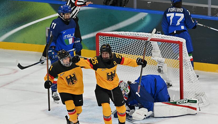 Die deutschen Hoffnungen ruhen auf Top-St&uuml;rmerin Laura Kluge (r).