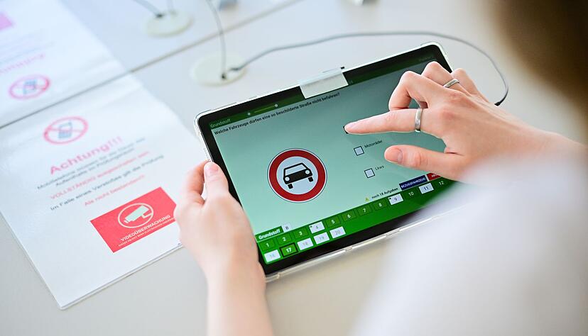 In mehr als jedem dritten Fall kamen Gadgets wie etwa Mini-Kameras oder kleine Ohrh&ouml;rer zum Einsatz. (Symbolbild)