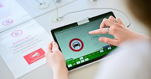 In mehr als jedem dritten Fall kamen Gadgets wie etwa Mini-Kameras oder kleine Ohrhörer zum Einsatz. (Symbolbild) In mehr als jedem dritten Fall kamen Gadgets wie etwa Mini-Kameras oder kleine Ohrhörer zum Einsatz. (Symbolbild)