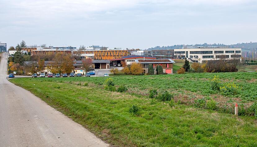 Im Vordergrund die Erweiterungsfl&auml;che des Erlenbacher Weinguts Martin Schropp. Der Stammsitz, das Anwesen hinter den parkenden Autos, bleibt bestehen. Das helle Geb&auml;ude rechts geh&ouml;rt zur Josef-Schwarz-Schule. Davor ist deren Erweiterungsfl&auml;che. Beide Vorhaben sind in einem Bebauungsplanverfahren vereint, das der Gemeinderat jetzt angesto&szlig;en hat.
Foto: Mario Berger