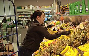 Supermarkt-Inhaberin Lina Damer r&auml;umt morgens immer die Obsttheke ein.