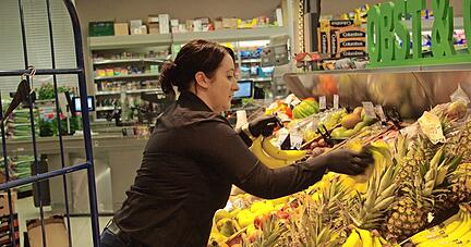 Supermarkt-Inhaberin Lina Damer r&auml;umt morgens immer die Obsttheke ein. Ricarda Kraft ist erst im M&auml;rz wieder in ihren Beruf Fleischereifachverk&auml;uferin eingestiegen. Fotos: Fritze