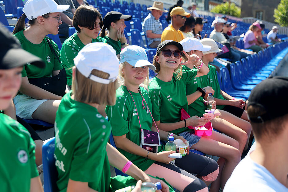 Strohh&uuml;te und K&auml;ppis gegen die Sonne.