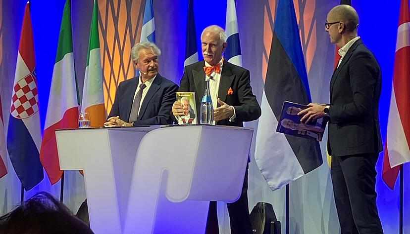 Festredner Jean Asselborn (von links), Vorstandsvorsitzender Eberhard Spies und Hans Joachim Reinke, Vorstandschef von Union Investment, beim Jahresempfang der VR-Bank Heilbronn Schw&auml;bisch Hall.