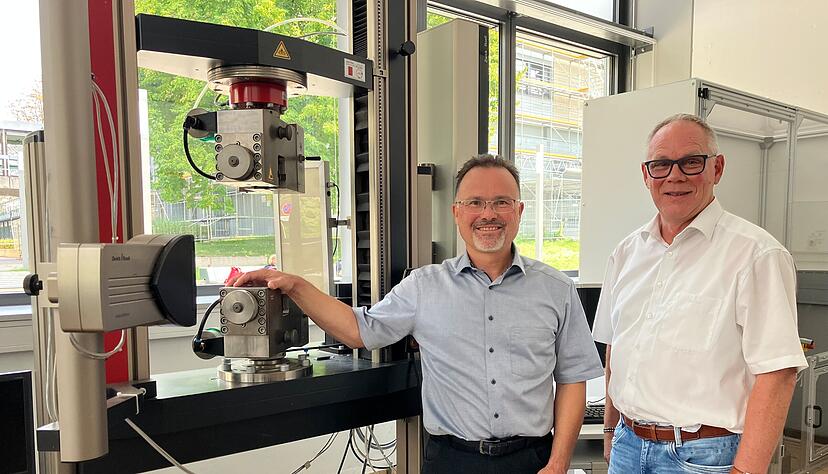 Stellen das Wasserstofflabor am Techcampus Sontheim der Hochschule Heilbronn vor: Marc Wettlaufer und Hilmar Weber.