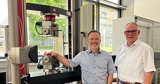 Stellen das Wasserstofflabor am Techcampus Sontheim der Hochschule Heilbronn vor: Marc Wettlaufer und Hilmar Weber.