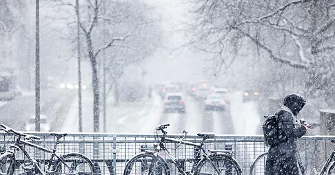 Wer wegen winterlicher Stra&szlig;enverh&auml;ltnisse nicht zur Arbeit erscheint, erh&auml;lt f&uuml;r die ausgefallene Zeit keinen Lohn: Das Wegerisiko liegt bei den Besch&auml;ftigten.