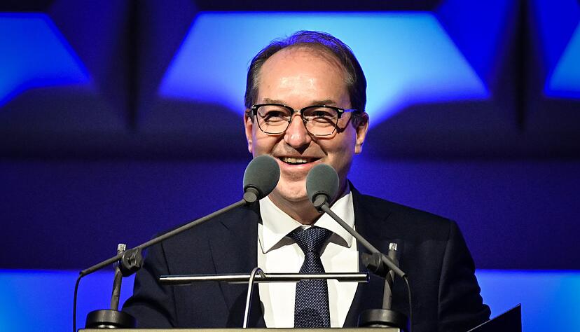 Nach den Worten von Bundesinnenminister Dobrindt wird eine Abwehr gegen Cyberattacken geschaffen, selbst wenn diese von au&szlig;erhalb Europas kommen.