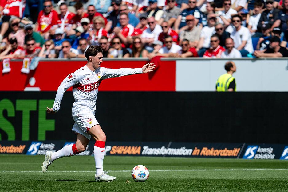 Angelo Stiller: Das Herzst&uuml;ck des VfB-Spiel war an diesem Tag nicht vorhanden. Sowohl Stiller als auch Karazor fanden kaum ins Spiel. Note: 5