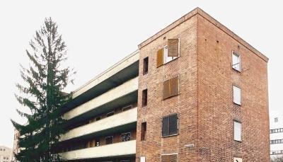 Das Laubenganghaus wurde 1930/31 erbaut und gilt als Prototyp eines modernen Mietshauses im Bauhaus-Stil. Die Formensprache des Expressionismus ist an der rechteckigen Form und der Symmetrie zu erkennen.Foto: Andreas Veigel