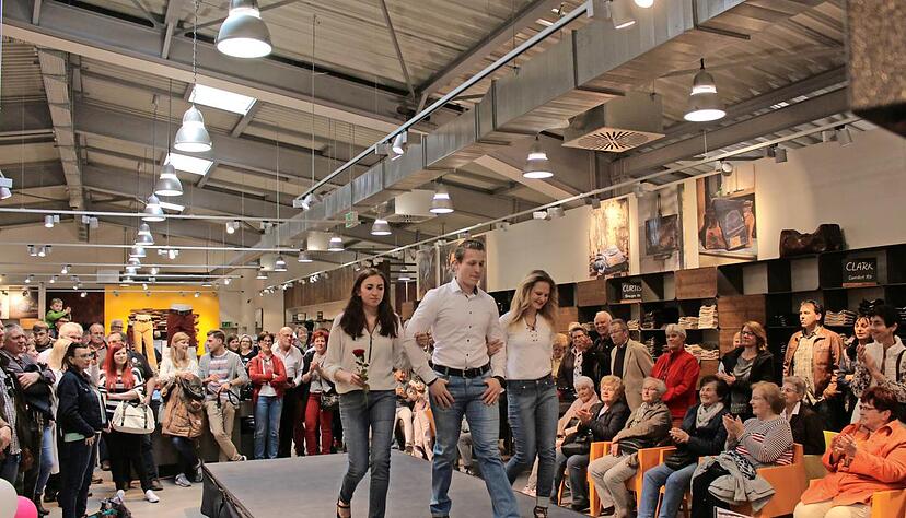 Modenschau bei Joker-Jeans: Fu&szlig;ballerinnen und Fu&szlig;baller der Spielgemeinschaft Ilsfeld/Neckarwestheim pr&auml;sentieren Fr&uuml;hjahrsmode.Foto: Patricia Okrafka