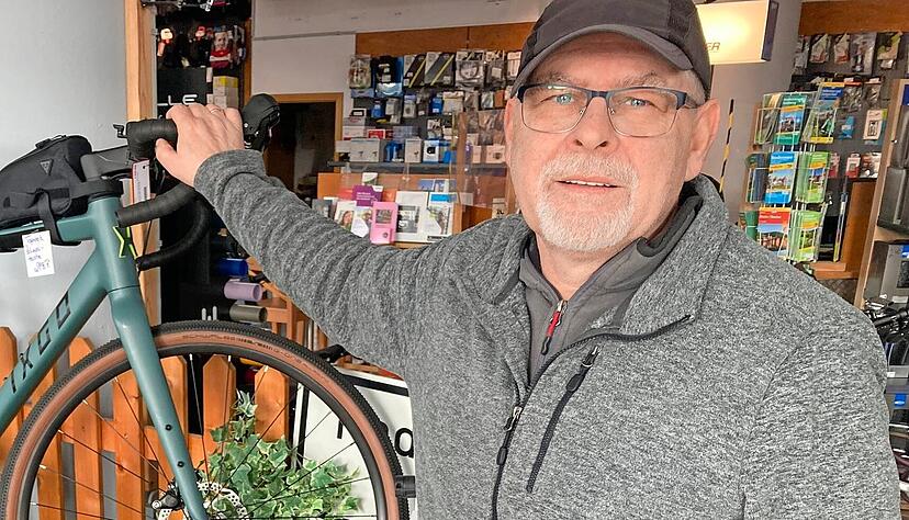 Uwe Fischer vom Radlservice Fischer in Bad Rappenau steht im Verkaufsraum in der Riemenstra&szlig;e neben einem Gravelbike. Den Leuten sei es noch etwas zu kalt zum Radfahren, sagt er &ndash; kommende Woche k&ouml;nne das schon anders aussehen.