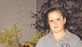 Mich&egrave;le Mertens (14) (rechts) mit einem Hermelin und ihre Schwester Nina (8) mit einem Farbenzwerg.Foto: Langer