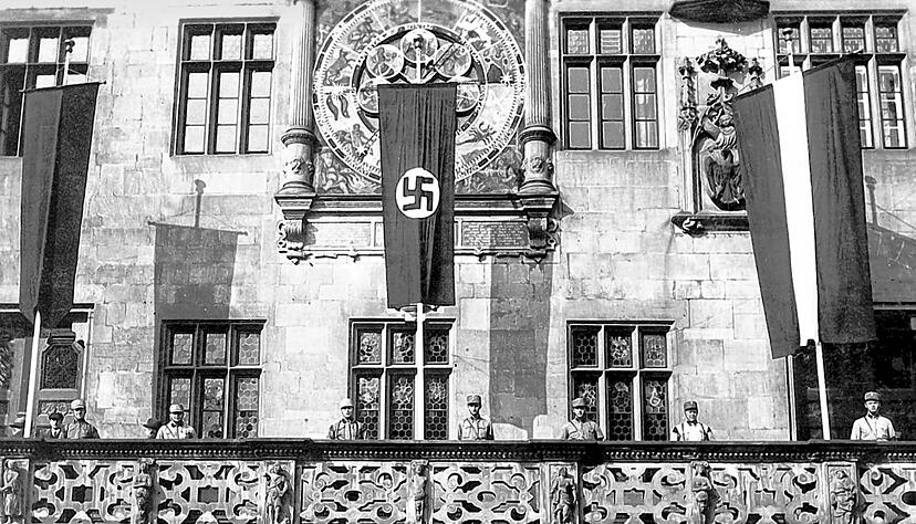 1933 kamen die Nazis im Rathaus an die Macht. Nach 1945 kam es nicht wirklich zum Bruch. 68 Prozent der Amtsleiter waren einst NSDAP-Mitglieder.