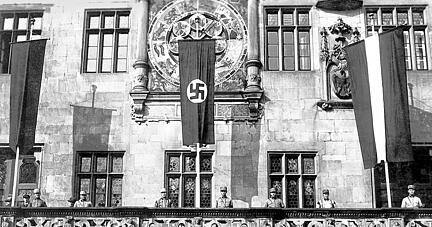 1933 kamen die Nazis im Rathaus an die Macht. Nach 1945 kam es nicht wirklich zum Bruch. 68 Prozent der Amtsleiter waren einst NSDAP-Mitglieder.
Fotos: Archiv/HSt 1933 kamen die Nazis im Rathaus an die Macht. Nach 1945 kam es nicht wirklich zum Bruch. 68 Prozent der Amtsleiter waren einst NSDAP-Mitglieder.
Fotos: Archiv/HSt