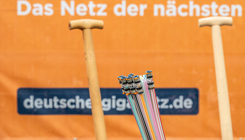 Spaten und Datenkabel: Im Landkreis Heilbronn startete die Deutsche Giganetz vor zwei Jahren in Brackenheim mit dem Glasfaserausbau. Spaten und Datenkabel: Im Landkreis Heilbronn startete die Deutsche Giganetz vor zwei Jahren in Brackenheim mit dem Glasfaserausbau.