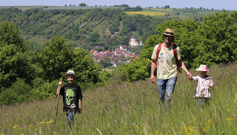 Andreas Deissler aus Sindeldorf streift mit seinen Kindern Emil und Wilma am Samstag zwischen Ailingen und Mulfingen durch die herrlichen Wiesen. Andreas Deissler aus Sindeldorf streift mit seinen Kindern Emil und Wilma am Samstag zwischen Ailingen und Mulfingen durch die herrlichen Wiesen.