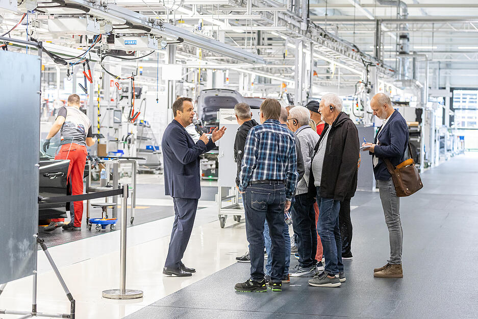 Besucher erleben die Fertigung des Audi E-Tron GT in den Böllinger Höfen in Heilbronn.