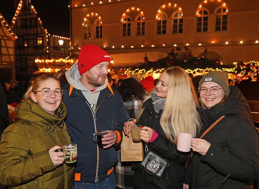 Auf dem Weihnachtsmarkt in Bad Wimpfen tummeln sich am dritten Adventswochenende die Gäste. Auf dem Weihnachtsmarkt in Bad Wimpfen tummeln sich am dritten Adventswochenende die Gäste.