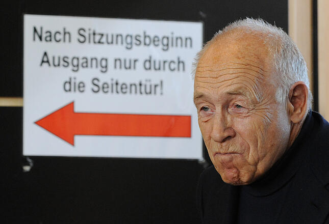 ARCHIV - Der Vermittler im Streit um das Bahnprojekt Stuttgart 21, Heiner Geißler, verlässt im Rathaus in Stuttgart nach der letzten Schlichtungsrunde den Sitzungssaal (Archivbild vom 30.11.2010). Stuttgart-21-Schlichter Heiner Geißler hat angekündigt, auch bei der Auswertung des Stresstests zum geplanten Tiefbahnhof die Moderation zu übernehmen. Foto: Marijan Murat dpa/lsw (zu lsw 0803 vom 17.06.2011) +++ dpa-Bildfunk +++ ARCHIV - Der Vermittler im Streit um das Bahnprojekt Stuttgart 21, Heiner Geißler, verlässt im Rathaus in Stuttgart nach der letzten Schlichtungsrunde den Sitzungssaal (Archivbild vom 30.11.2010). Stuttgart-21-Schlichter Heiner Geißler hat angekündigt, auch bei der Auswertung des Stresstests zum geplanten Tiefbahnhof die Moderation zu übernehmen. Foto: Marijan Murat dpa/lsw (zu lsw 0803 vom 17.06.2011) +++ dpa-Bildfunk +++