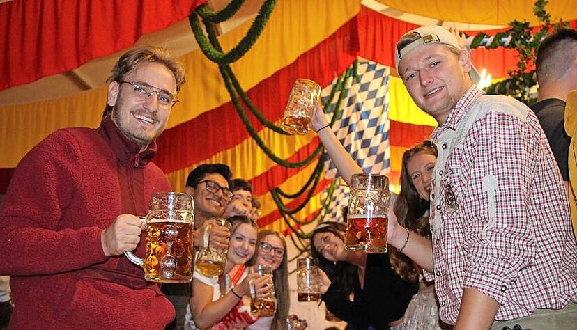 Zwar ist das Festzelt am Donnerstagabend noch eher spärlich besetzt, dieser Tisch mit jungen Besuchern lässt sich davon aber nicht die Party verderben.
Foto: Ludwig