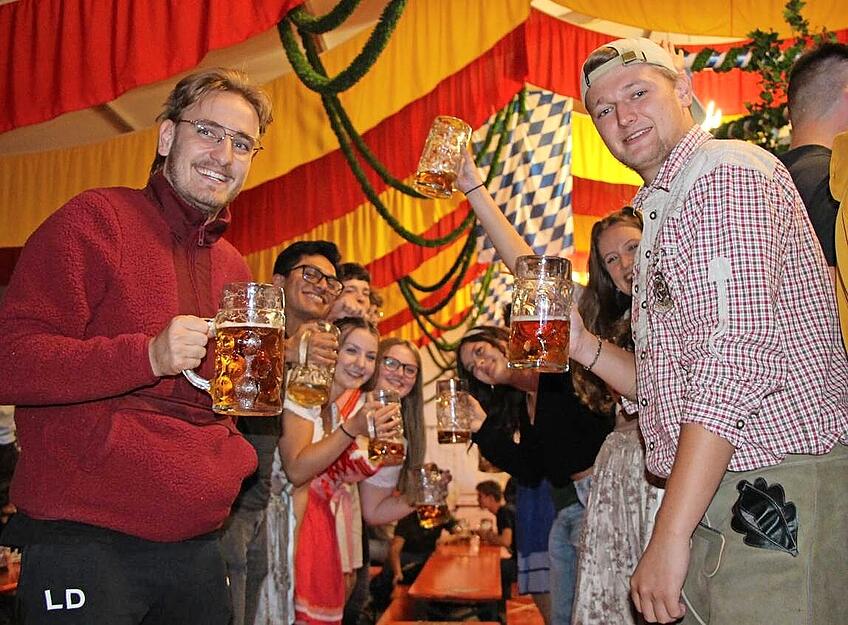 Zwar ist das Festzelt am Donnerstagabend noch eher spärlich besetzt, dieser Tisch mit jungen Besuchern lässt sich davon aber nicht die Party verderben.
Foto: Ludwig