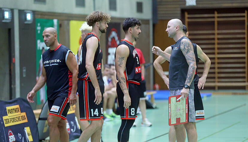 Themistoklis Koupidis, Simon Schmitz und Stefan Vasovic (von links) gehören zu den wichtigsten Spielern im Kader von Goran Mijic (rechts). Lange Ausfälle wären kaum zu kompensieren. Themistoklis Koupidis, Simon Schmitz und Stefan Vasovic (von links) gehören zu den wichtigsten Spielern im Kader von Goran Mijic (rechts). Lange Ausfälle wären kaum zu kompensieren.