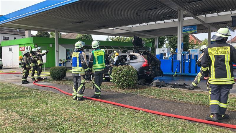 Die Feuerwehr an der Aral-Tankstelle in Neckarsulm vor Ort, um das brennende Auto zu l&ouml;schen.