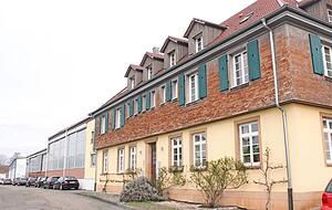 Kein Anschluss unter dieser Adresse: Der Bahnhof in Knittlingen ist 100 Jahre alt, ein Zug ist hier nie vorbeigefahren. Heute ist das Gebäude ein Wohnhaus.