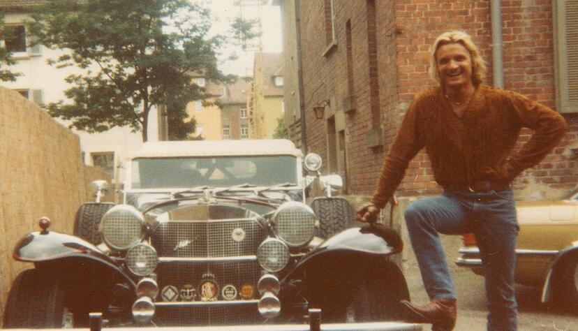 Hans-Jürgen "Hannes" Söhner im Hinterhof eines Bordells: Mit seinem Excalibur-Cabriolet war er in Heilbronn bekannt.