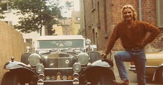 Hans-Jürgen "Hannes" Söhner im Hinterhof eines Bordells: Mit seinem Excalibur-Cabriolet war er in Heilbronn bekannt.