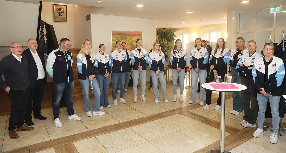 Zum Empfang ins Neckarsulmer Rathaus waren nicht nur die vier WM-Teilnehmerinnen eingeladen gewesen, sondern die gesamte Bundesliga-Mannschaft um Trainer Thomas Zeitz (Dritter von links) und die Vorstandsmitglieder Rolf H&auml;rdtner (links) und Bernd Dollmann (Zweiter von links).