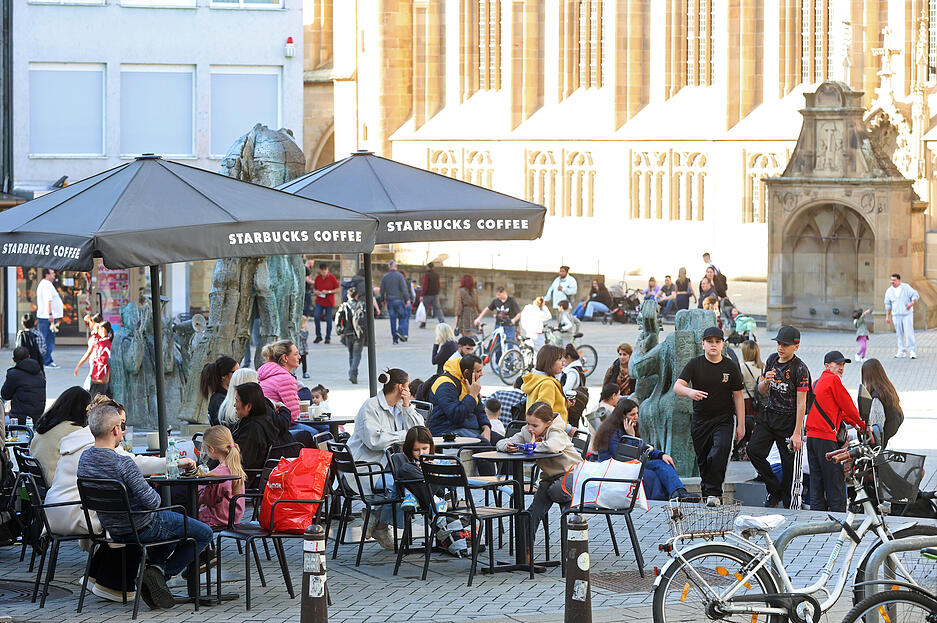 Zahlreiche Menschen nutzen das freundliche Wetter f&uuml;r eine Auszeit im Freien.