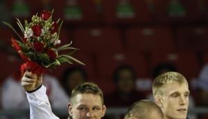 Mirko Englich (l) freut sich &uuml;ber seine Medaille.
